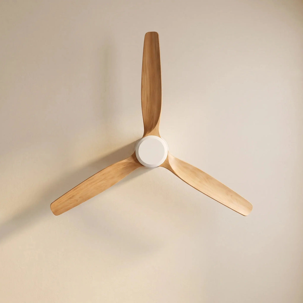 Ventilateur de plafond silencieux blanc bois à profil bas DC
